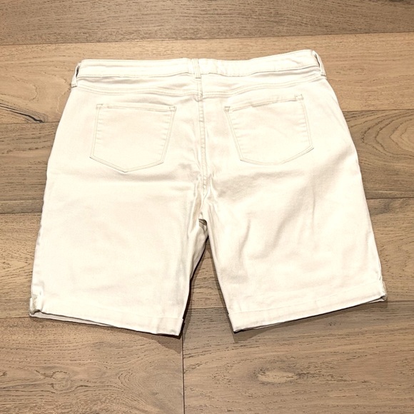 EUC Size 16 Old Navy denim shorts with stretch. - Picture 2 of 3